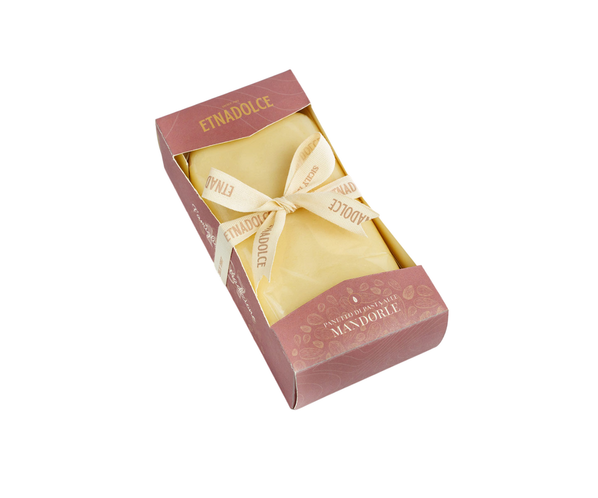 Panetto di pasta di mandorla